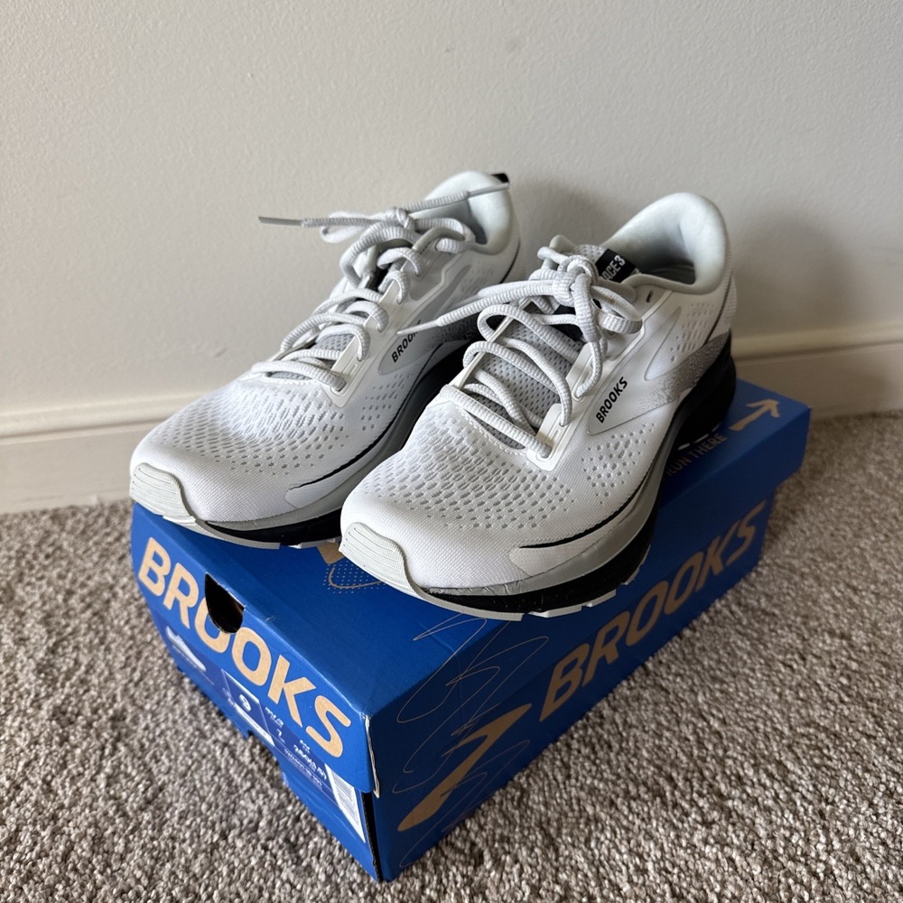 Size 9 - Brooks Trace 3 White Oyster W With Box